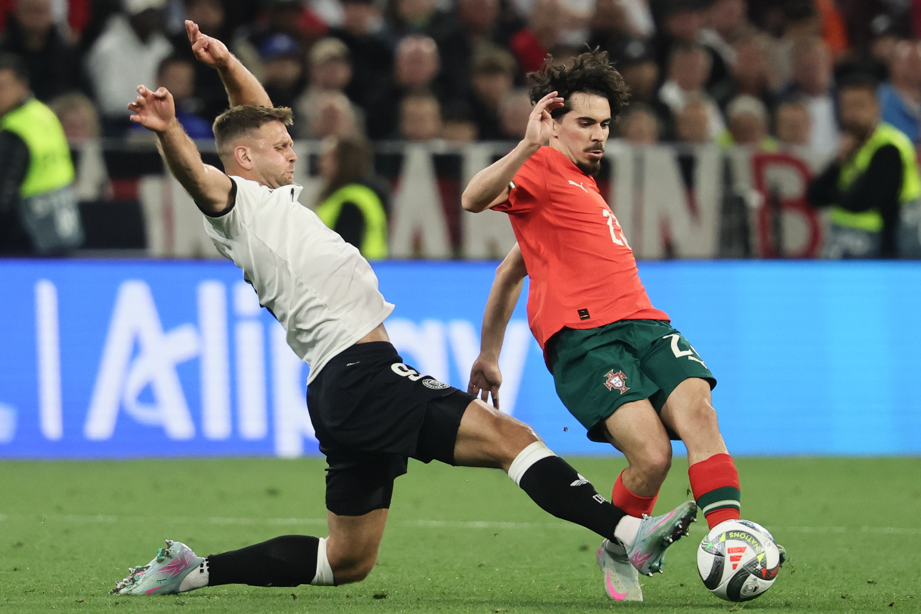 关于冲刺阶段葡萄牙体育遗憾出局：欧冠节点到来，球迷炸锅，赛季目标并未改变的信息-爱游戏全站